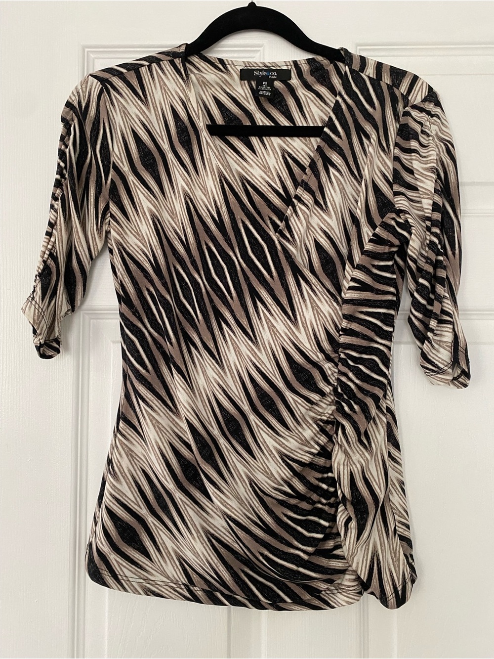 Patterned V-neck shirt, women’s petite small